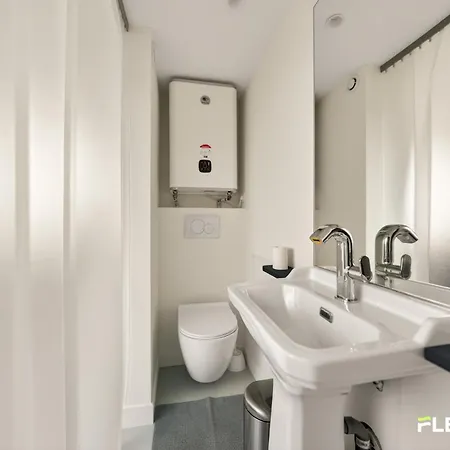 Bright With A View Over The Rooftops Of 9th Apartman Párizs